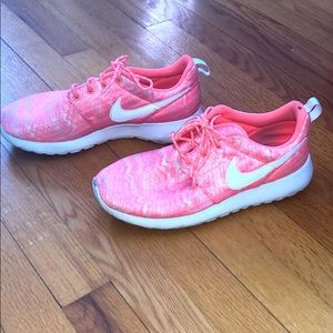 Youth 7 girls Nike Roshe sneakers